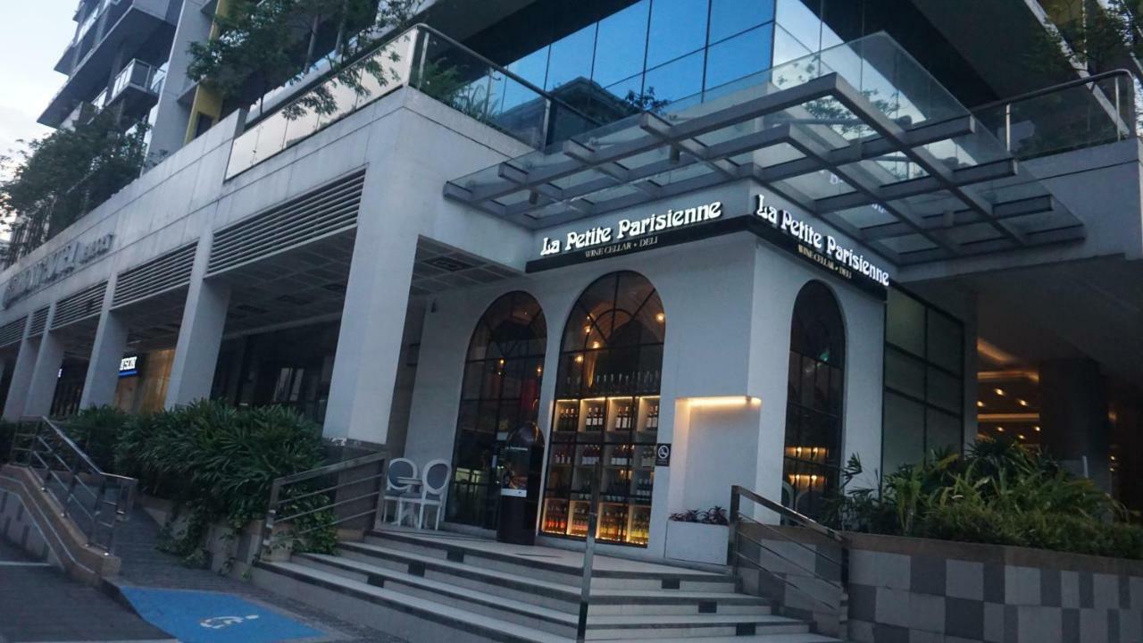 Palm Tree Condos Across Naia3 By Beth Manila Exterior photo